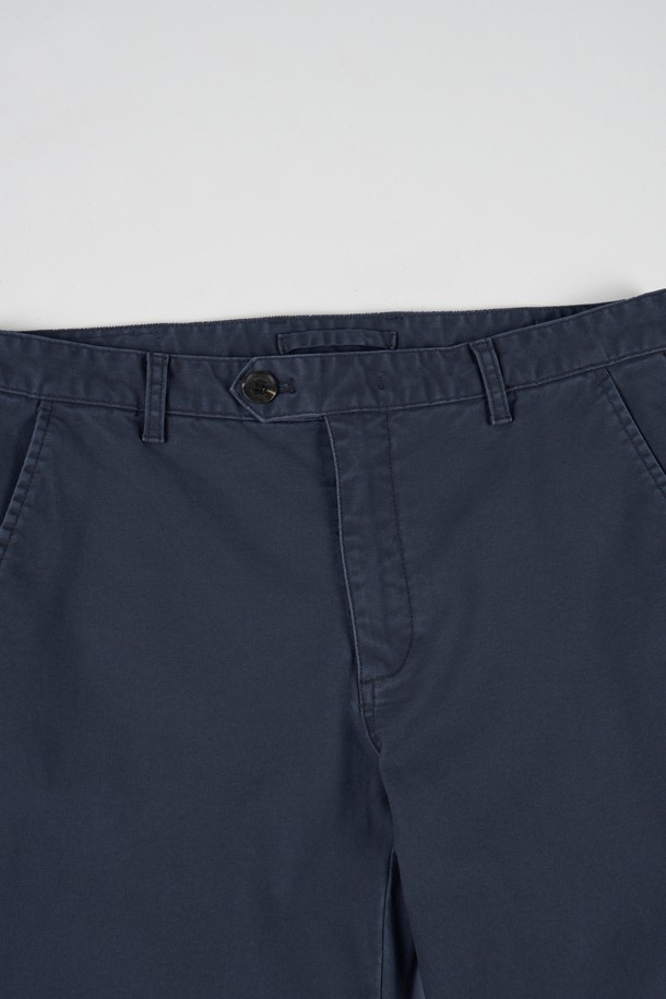 가먼트워싱 스판 R.C핏 치노 팬츠는 남성용 바지로, 베이직하고 캐주얼한 스타일을 연출합니다. 면과 스판덱스 혼방 소재로 제작되어 부드러운 촉감과 편안한 착용감을 제공하며, 봄, 여름, 가을 세 계절에 걸쳐 활용 가능합니다. 레귤러핏으로 제작되어 출근룩이나 비즈니스 캐주얼, 캐주얼, 미니멀, 클래식 스타일에도 잘 어울립니다. 가먼트워싱 기법으로 제작되어 자연스러운 멋을 더한 네이비 컬러의 무지 디자인 긴바지입니다.
