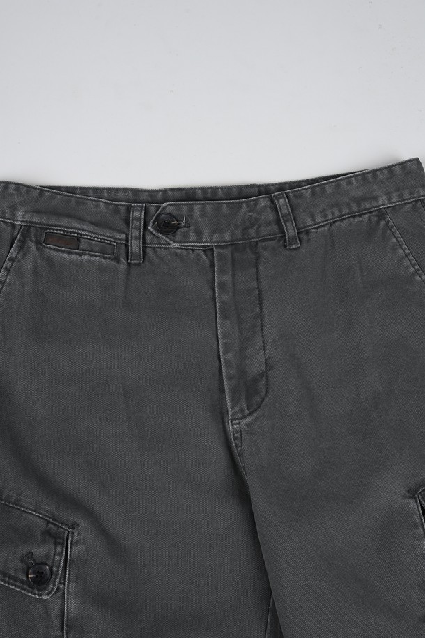 가먼트워싱 C.L핏 카고 치노 팬츠는 남성용 바지로, 캐주얼과 밀리터리 스타일을 동시에 즐길 수 있습니다. 봄, 가을에 적합하며, 일상 및 출근룩, 캠핑룩 등 다양한 TPO에 활용 가능합니다. 레귤러핏으로 편안한 착용감을 제공하며, 무지 패턴의 그레이 컬러로 어떤 상의와도 잘 어울립니다. 면 소재에 가먼트워싱 기법을 더해 부드러운 촉감과 자연스러운 멋을 살렸으며, 카고 포켓 디테일이 실용성을 더합니다.
