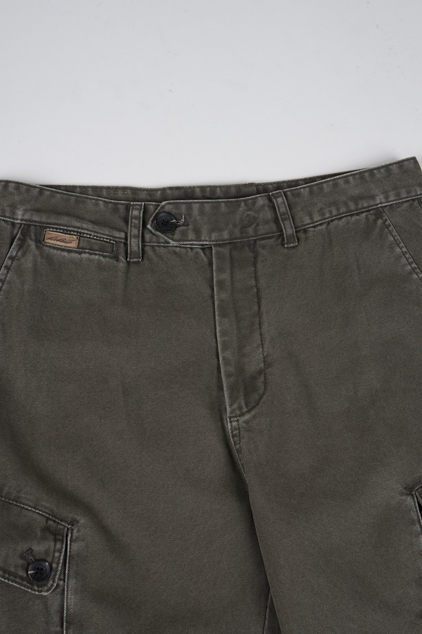 가먼트워싱 C.L핏 카고 치노 팬츠는 남성용 바지로, 캐주얼과 밀리터리 스타일을 동시에 즐길 수 있습니다. 면 소재에 레귤러핏으로 제작되어 편안한 착용감을 제공하며, 봄, 가을에 적합합니다. 카키와 올리브 두 가지 색상으로 출시되어, 출근룩이나 캠핑룩 등 다양한 TPO에 활용 가능합니다. 워크웨어 스타일을 선호하는 분들에게 특히 추천하며, 카고 포켓과 가먼트워싱 디테일이 특징입니다.
