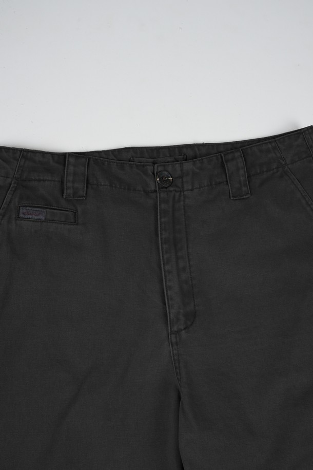 가먼트워싱 다트 트윌 C.L핏 치노 팬츠는 남성용 바지로, 캐주얼, 미니멀, 클래식 스타일을 아우르는 활용도 높은 아이템입니다. 봄, 가을에 적합하며, 일상 및 출근룩으로 모두 잘 어울립니다. 부드러운 면 소재에 가먼트워싱 기법을 더해 자연스러운 핏과 편안한 착용감을 선사합니다. 레귤러핏으로 제작되었으며, 다트 디테일이 더해져 세련된 디자인을 완성합니다. 블랙 컬러의 긴 기장 바지로, 어떤 상의와도 쉽게 매치하여 다양한 스타일을 연출할 수 있습니다.
