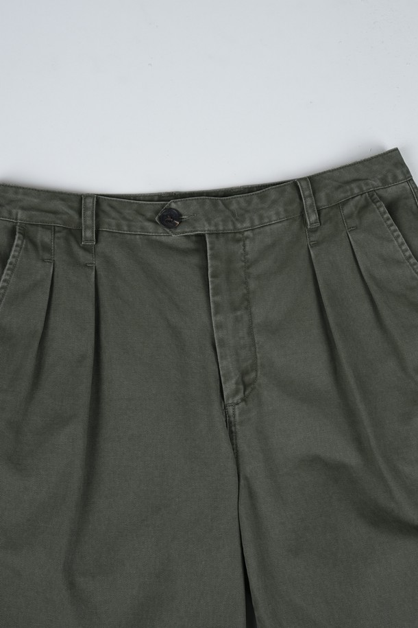 가먼트워싱 트윌 C.L핏 투턱 치노 팬츠는 남성을 위한 베이직하고 캐주얼한 스타일의 치노 팬츠입니다. 봄, 여름, 가을에 적합하며, 면 소재로 제작되어 부드러운 촉감을 선사합니다. 레귤러핏으로 편안하게 착용 가능하며, 가먼트워싱 기법과 투턱 디테일이 특징입니다. 카키와 올리브 두 가지 색상으로 출시되어 출근룩, 비즈니스 캐주얼, 캐주얼, 클래식, 미니멀 스타일을 모두 소화할 수 있습니다.
