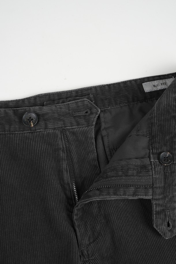 가먼트워싱 코듀로이 R.C핏 치노 팬츠는 부드러운 촉감의 코듀로이 소재로 제작되어 봄, 가을에 착용하기 좋은 남성용 긴 바지입니다. 무지 디자인에 레귤러핏으로 제작되어 캐주얼, 베이직 스타일을 연출하며, 출근룩과 비즈니스 캐주얼에도 활용 가능합니다. 가먼트워싱 기법을 통해 자연스러운 질감을 더했으며, 두께감이 있어 더욱 안정감 있는 착용감을 선사합니다. 클래식, 미니멀 스타일을 즐겨 입는 분들께 추천하는 아이템입니다. 블랙 컬러로 어떤 상의에도 쉽게 매치할 수 있습니다.
