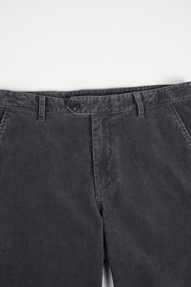 가먼트워싱 코듀로이 R.C핏 치노 팬츠는 남성용 바지로, 캐주얼, 클래식, 미니멀 스타일을 연출하기 좋습니다. 두께감 있는 코듀로이 소재에 가먼트워싱 기법을 더해 자연스러운 질감을 살렸습니다. 봄, 가을에 어울리는 긴 기장의 레귤러핏 팬츠로, 어떤 상의와도 쉽게 매치하여 편안하면서도 멋스러운 스타일을 완성할 수 있습니다. 블랙 컬러로 어떤 옷에도 잘 어울려 활용도가 높습니다.
