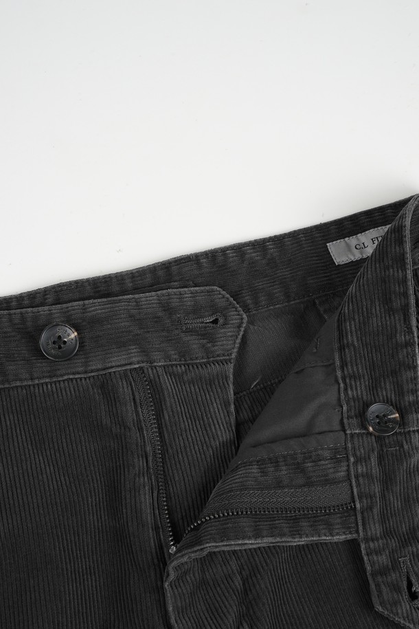 가먼트워싱 코듀로이 카펜터 C.L핏 치노 팬츠는 캐주얼, 클래식, 미니멀 스타일을 모두 아우르는 남성용 바지입니다. 부드러운 촉감의 코듀로이 소재에 가먼트워싱 기법을 더해 자연스러운 멋을 살렸습니다. 카펜터 스타일의 디자인에 레귤러핏으로 제작되어 편안한 착용감을 제공하며, 가을과 겨울철 출근룩에 적합합니다. 톤 다운된 그레이 컬러와 두꺼운 두께감으로 따뜻하고 세련된 분위기를 연출합니다.
