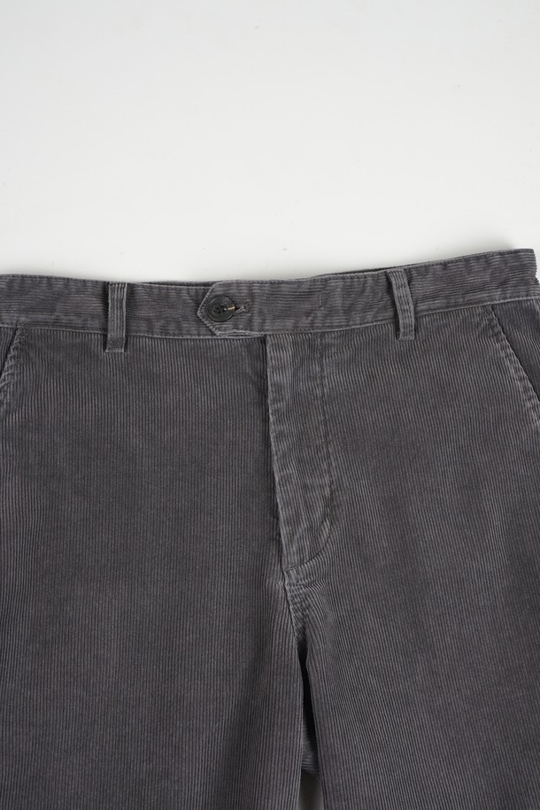 가먼트워싱 코듀로이 카펜터 C.L핏 치노 팬츠는 남성용으로, 가을과 겨울에 착용하기 좋은 긴 기장의 바지입니다. 캐주얼, 클래식, 워크웨어 스타일을 아우르며, 일상과 출근, 모임룩에 모두 잘 어울립니다. 두께감 있는 코듀로이 소재에 가먼트워싱 기법을 더해 부드러운 촉감과 자연스러운 멋을 선사합니다. 레귤러핏으로 편안한 착용감을 제공하며, 카펜터 스타일의 디자인이 특징입니다. 색상은 세련된 그레이 컬러로, 다양한 상의와 매치하기 용이합니다.
