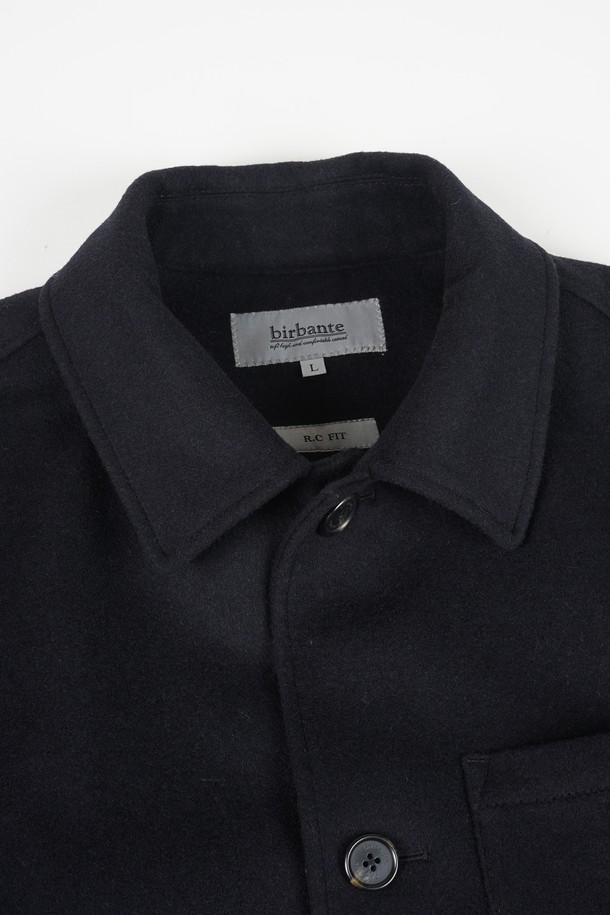 세련된 남성분들을 위한 울 블렌드 퀼팅 재킷입니다. 가을, 겨울 시즌에 어울리는 두꺼운 두께감과 긴 소매 기장으로 따뜻함을 선사합니다. 클래식, 미니멀, 시크한 스타일을 모두 아우르며, 출근룩, 비즈니스 캐주얼, 모임룩 등 TPO에 구애받지 않고 폭넓게 활용할 수 있습니다. 무지 패턴의 블랙 컬러로 어떤 옷에도 쉽게 매치할 수 있으며, 레귤러 핏과 싱글 버튼 여밈 방식으로 편안한 착용감을 제공합니다. 퀄팅 디테일과 포켓 디테일이 돋보이는 디자인으로, 울 소재 특유의 고급스러운 분위기를 연출합니다.
