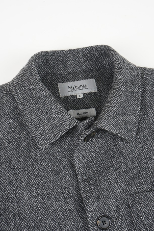 세련된 남성미를 더하는 울 블렌드 퀼팅 재킷입니다. 클래식하고 미니멀한 디자인으로, 가을과 겨울에 따뜻함과 스타일을 동시에 잡을 수 있습니다. 차분한 그레이 컬러와 싱글 버튼 여밈 방식이 세련된 분위기를 연출하며, 레귤러 핏 디자인으로 편안한 착용감을 선사합니다. 출근룩, 비즈니스 캐주얼, 모임룩 등 다양한 TPO에 활용 가능하며, 퀄팅 디테일이 고급스러움을 더합니다. 울 소재 특유의 부드러운 촉감과 보온성을 느껴보세요.
