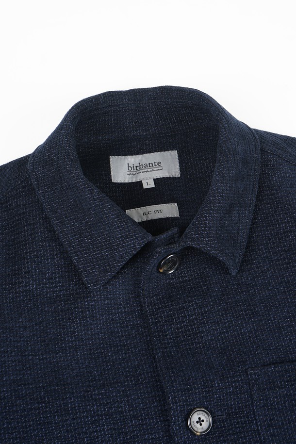 네이비 컬러의 울 블렌드 퀼팅 재킷입니다. 가을과 겨울에 착용하기 좋은 두꺼운 두께감으로, 부드러운 촉감이 특징입니다. 클래식하고 미니멀한 스타일을 추구하는 남성분들께 추천하며, 싱글 버튼 여밈과 레귤러핏 디자인으로 제작되었습니다. 퀼팅 디테일이 돋보이며, 출근룩, 비즈니스 캐주얼, 모임룩 등 다양한 TPO에 활용 가능합니다. 긴 소매 기장의 레귤러 기장 재킷으로, 울 소재 특유의 고급스러운 분위기를 연출합니다.
