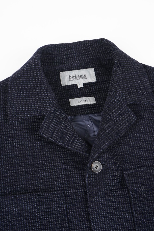 네이비 컬러의 울(Wool) 소재를 사용한 남성용 멀티 포켓 퀼팅 재킷입니다. 가을과 겨울에 착용하기 적합하며, 클래식하고 미니멀한 스타일을 연출합니다. 넉넉한 수납을 위한 멀티 포켓 디자인이 특징이며, 레귤러 핏으로 제작되었습니다. 버튼 여밈 방식과 긴 소매 기장으로, 출근룩이나 비즈니스 캐주얼에 활용하기 좋습니다. 두꺼운 두께감으로 따뜻함을 더했습니다.
