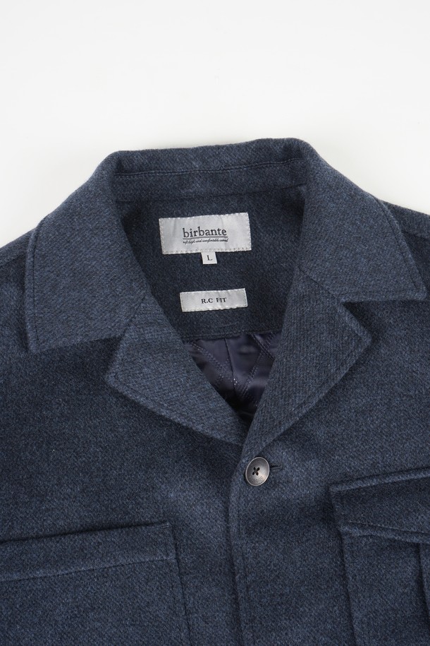 네이비 컬러의 울 멀티 포켓 퀼팅 재킷입니다. 가을, 겨울 시즌에 어울리는 두꺼운 두께감과 클래식, 베이직 스타일로 제작되었습니다. 싱글 버튼 여밈 방식과 레귤러핏으로 제작되어 편안한 착용감을 제공하며, 퀼팅 디자인이 돋보입니다. 넉넉한 수납을 위한 멀티 포켓 디테일이 특징이며, 출근룩, 비즈니스 캐주얼, 모임룩 등 다양한 TPO에 활용 가능합니다. 미니멀하고 시크한 스타일을 연출하기 좋습니다.
