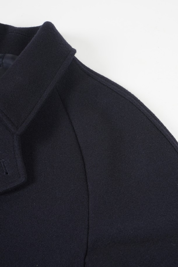 **울 블렌드 발마칸 코트**는 남성용 아우터로, 가을과 겨울철에 적합한 두꺼운 울 소재의 발마칸 코트입니다. 블랙과 네이비 두 가지 색상으로 출시되었으며, 클래식하고 미니멀한 스타일을 연출합니다. 레귤러핏의 레귤러 기장으로 제작되었으며, 싱글 버튼 여밈 방식과 칼라, 포켓 디테일이 특징입니다. 출근룩, 비즈니스 캐주얼, 모임룩 등 다양한 TPO에 활용 가능하며, 미니멀하고 시크한 스타일을 선호하는 남성에게 적합합니다.
