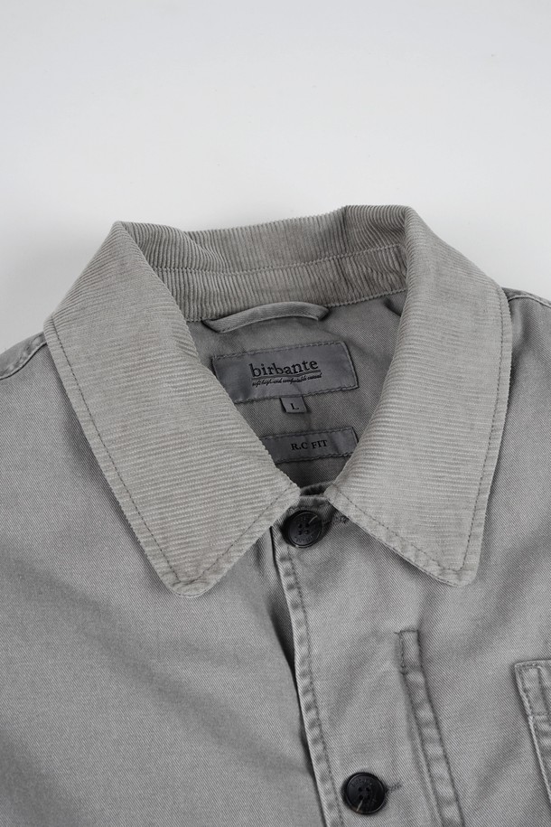 가먼트워싱 트윌 패딩 블루종 재킷은 남성용 아우터로, 가을과 겨울에 착용하기 좋습니다. 무지 디자인의 레귤러핏 블루종 스타일로, 버튼 여밈 방식을 갖추고 있습니다. 두꺼운 두께감으로 따뜻함을 제공하며, 캐주얼 및 베이직 스타일을 연출하기 용이합니다. 가먼트워싱 기법과 패딩 충전재를 사용하여 편안함과 보온성을 높였습니다. 
그레이 컬러의 긴소매 재킷으로, 일상생활에서 폭넓게 활용할 수 있습니다.
