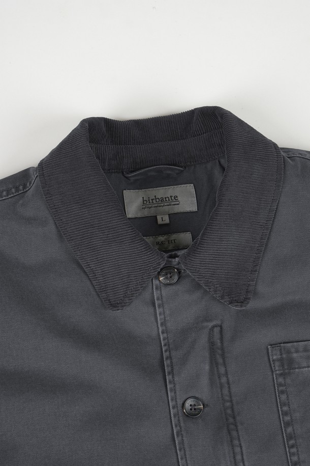 가먼트워싱 트윌 패딩 블루종 재킷은 남성용 아우터로, 캐주얼, 미니멀, 클래식 스타일을 아우릅니다. 가을과 겨울에 적합하며, 두꺼운 두께감으로 따뜻함을 제공합니다. 블루 컬러의 무지 디자인에 레귤러핏으로 제작되어 편안한 착용감을 선사하며, 집업 여밈 방식과 긴 소매 기장이 특징입니다. 가먼트워싱 기법을 통해 자연스러운 질감을 살린 트윌 소재의 패딩 재킷입니다.
