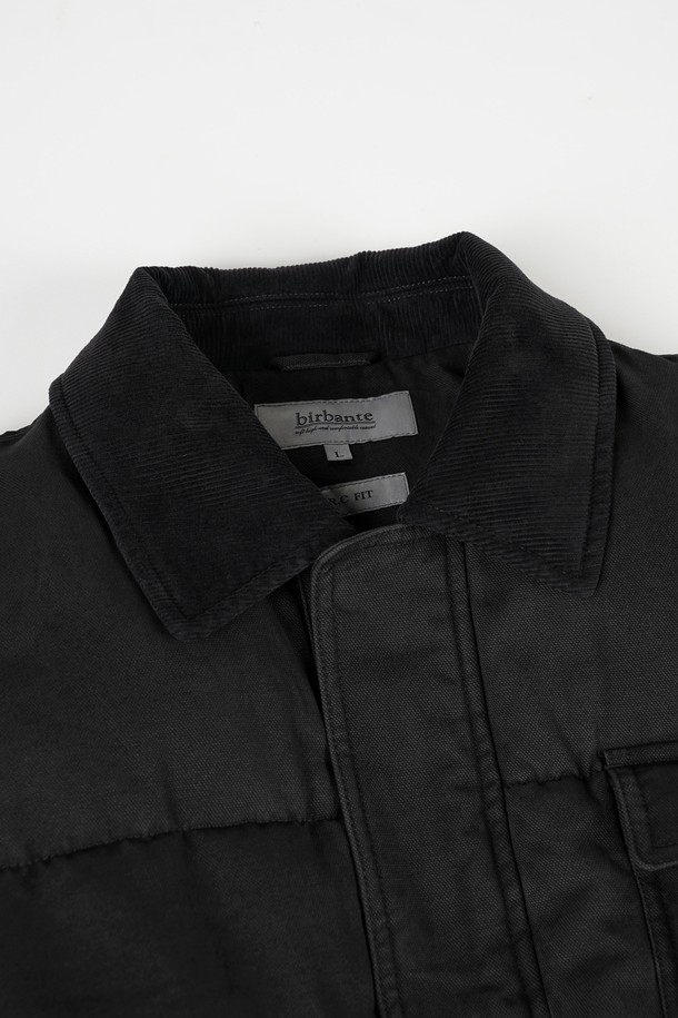 가먼트워싱 덕다운 하프 패딩은 겨울철 보온성을 책임지는 남녀 공용 아우터입니다. 캐주얼, 베이직 스타일을 기반으로 한 무지 디자인으로, 다양한 스타일에 매치하기 용이합니다. 가먼트워싱 기법으로 제작되어 자연스러운 질감을 선사하며, 레귤러핏 디자인으로 편안한 착용감을 제공합니다. 넉넉한 두께감과 덕다운 충전재로 뛰어난 보온성을 제공하며, 경량 소재를 사용하여 활동성을 높였습니다. 하프 기장의 집업 스타일 패딩으로, 긴 소매를 갖추어 겨울철 따뜻함을 더합니다.
