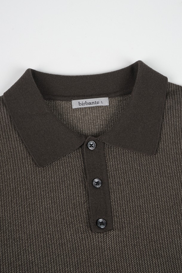 **소프트 워셔블 투톤 카라 니트**는 남성을 위한 캐주얼 및 베이직 스타일의 긴소매 니트입니다. 가을과 겨울에 적합하며, 부드러운 촉감의 니트 소재로 제작되었습니다. 중간 두께의 레귤러핏으로, 브라운과 그레이 투톤 컬러가 세련된 디자인을 연출합니다. 워셔블 기능으로 편안하게 관리할 수 있으며, 카라 디테일이 클래식한 무드를 더합니다.
