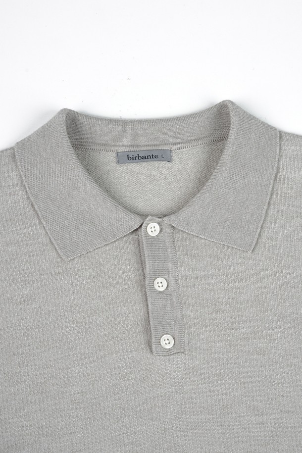 부드러운 촉감의 소프트 워셔블 투톤 카라 니트입니다. 베이직하고 캐주얼한 스타일로, 봄, 가을에 레귤러 기장으로 편안하게 착용하기 좋습니다. 무지 디자인에 그레이 컬러로 어떤 스타일에도 매치하기 용이하며, 출근룩과 데이트룩에 모두 잘 어울립니다. 워셔블 기능으로 관리가 용이하며, 미니멀, 클래식 스타일을 선호하는 분들께 추천합니다. 긴 소매 기장의 레귤러핏 니트입니다.
