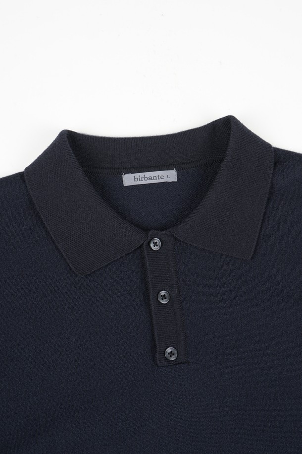 **소프트 워셔블 투톤 카라 니트**는 부드러운 촉감의 워셔블 니트 소재로 제작되어 봄, 가을 간절기에 활용하기 좋은 제품입니다. 베이직하고 캐주얼한 스타일로, 레귤러 핏에 카라넥 디자인이 특징이며, 네이비 컬러의 무지 패턴으로 다양한 룩에 매치하기 용이합니다. 긴 소매 기장으로 포멀한 출근룩이나 비즈니스 캐주얼 스타일에도 적합하며, 캐주얼, 클래식, 미니멀 스타일을 즐겨 입는 분들께 추천합니다. 투톤 디자인으로 은은한 포인트를 더하여 세련된 분위기를 연출합니다.
