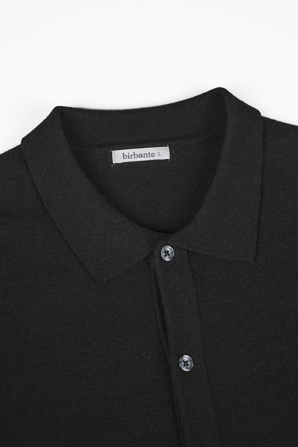 부드러운 촉감의 소프트 워셔블 카라 가디건입니다. 베이직하고 캐주얼한 스타일로, 봄, 가을에 활용하기 좋습니다. 얇은 두께감과 레귤러핏으로 편안하게 착용할 수 있으며, 블랙 컬러의 무지 디자인으로 어떤 옷에도 잘 어울립니다. 출근룩과 데이트룩에 모두 적합하며, 미니멀, 캐주얼, 클래식 스타일을 즐겨 입는 분들께 추천합니다. 워셔블 소재로 관리도 용이합니다.
