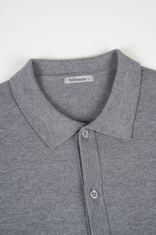 부드러운 촉감의 소프트 워셔블 카라 가디건입니다. 베이직하고 캐주얼한 스타일로, 봄, 가을에 활용하기 좋습니다. 레귤러핏에 긴 소매 기장으로 제작되었으며, 무지 디자인과 그레이 컬러로 어떤 옷에도 쉽게 매치할 수 있습니다. 버튼 여밈 방식과 포켓 디테일이 있으며, 출근룩이나 비즈니스 캐주얼에도 잘 어울립니다. 니트 소재로 제작되어 편안하게 착용할 수 있습니다.
