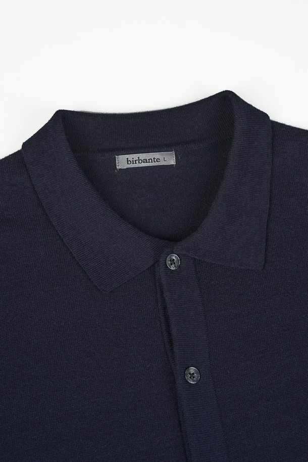 **소프트 워셔블 카라 가디건**은 부드러운 촉감의 니트 소재로 제작되어 편안한 착용감을 선사합니다. 차분하고 세련된 네이비 컬러에 베이직하고 클래식한 디자인으로 **출근룩, 오피스룩, 데이트룩** 등 다양한 TPO에 활용 가능합니다. 봄, 가을 간절기에 활용하기 좋은 얇은 두께의 긴 소매 **레귤러핏** 가디건이며, **워셔블** 기능으로 관리가 용이합니다. 카라 디자인과 버튼 디테일이 돋보이며, **클래식, 미니멀, 캐주얼** 스타일을 즐겨 입는 여성분들께 추천합니다.
