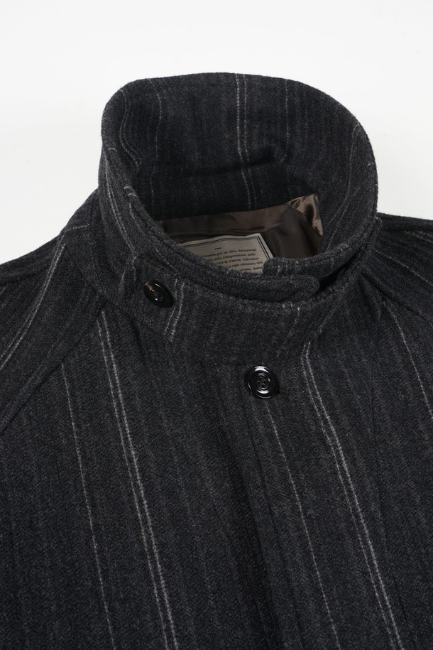 이 울 블렌드 스트라이프 발마칸 코트는 클래식하고 베이직한 스타일을 추구하는 분들을 위한 아우터입니다. 봄, 가을, 겨울 세 계절 모두 착용 가능하며, 일상, 출근룩, 비즈니스 캐주얼, 모임룩 등 다양한 TPO에 적합합니다. 릴랙스핏과 레귤러핏으로 편안한 착용감을 선사하며, 두꺼운 울 블렌드 소재로 제작되어 보온성을 높였습니다. 블랙 컬러에 롱 기장, 버튼 여밈 방식, 긴 소매, 발마칸 코트 타입, 스트라이프 패턴이 특징이며 미니멀하고 시크한 스타일을 연출하기 좋습니다.
