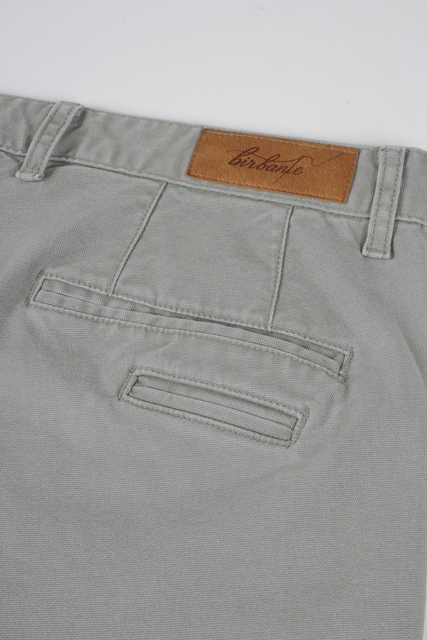 부드러운 촉감의 가먼트워싱 스판 R.C핏 치노 팬츠입니다. 그레이 컬러의 무지 디자인으로, 봄, 여름, 가을, 겨울 사계절 내내 활용할 수 있습니다. 레귤러핏으로 제작되어 편안한 착용감을 제공하며, 면과 스판덱스 혼방 소재로 제작되어 활동성을 높였습니다. 출근룩과 비즈니스 캐주얼, 캐주얼, 미니멀, 클래식 스타일을 즐겨 입는 남성분들에게 적합합니다.
