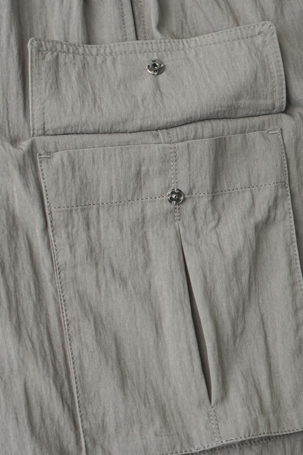 "유틸리티 C.L핏 파라슈트 카고 팬츠"는 남성용 바지로, 일상과 아웃도어 활동 모두에 적합합니다. 봄, 여름 시즌에 어울리는 얇은 두께감의 나일론 소재로 제작되어 편안한 착용감을 제공합니다. 레귤러핏으로 제작되었으며, 밀리터리 스타일과 캐주얼 무드를 동시에 연출합니다. 카고 포켓과 유틸리티 디자인이 특징이며, 여행룩과 캠핑룩, 캐주얼, 미니멀, 워크웨어 스타일을 즐기는 분들께 추천합니다. 그레이 컬러로 출시되었습니다.
