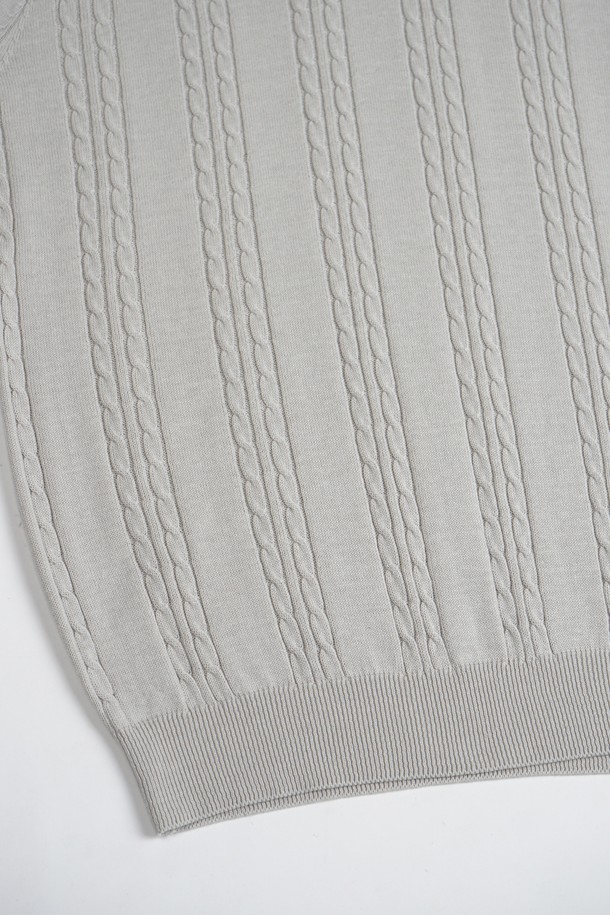 **썸머 워셔블 케이블 카라 니트**

시원한 여름을 위한 썸머 워셔블 케이블 카라 니트입니다. 부드러운 면 소재로 제작되어 흡습, 속건, 통기 기능으로 쾌적한 착용감을 제공합니다. 오픈 카라 디자인과 레귤러핏으로 캐주얼하면서도 미니멀한 스타일을 연출하며, 비즈니스 캐주얼룩에도 적합합니다. 아이보리, L.블루, 브라운, 네이비, D.그레이, 차콜 등 다양한 6가지 컬러로 출시되어 폭넓은 선택이 가능하며, 소매와 밑단 시보리 마감으로 깔끔함을 더했습니다. 반소매 기장과 적당한 두께감으로 여름철 데일리 아이템으로 활용하기 좋습니다.
