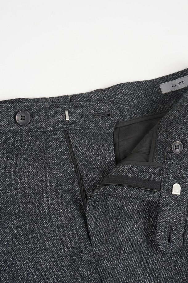 세련된 데님 이펙트의 남성용 '데님 이펙트 원턱 C.L핏 셋업 팬츠'입니다. 캐주얼부터 미니멀, 클래식 스타일까지 소화 가능한 활용도 높은 아이템입니다. 봄, 가을 시즌에 적합하며, 차분한 그레이 컬러와 레귤러핏으로 편안한 착용감을 선사합니다. 출근룩과 비즈니스 캐주얼에도 잘 어울리는 세련된 디자인으로, 원턱 디테일이 돋보입니다. 데님 소재 특유의 멋스러움과 무지 패턴으로 어떤 상의와도 쉽게 매치할 수 있습니다.
