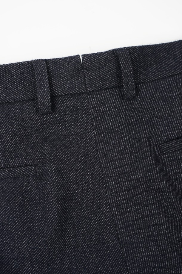 네이비 컬러의 데님 이펙트 원턱 C.L핏 셋업 팬츠입니다. 캐주얼, 미니멀, 클래식 스타일을 아우르는 디자인으로, 출근룩이나 비즈니스 캐주얼에 적합합니다. 사계절 모두 착용 가능하며, 일자핏과 레귤러핏으로 편안한 착용감을 선사합니다. 데님 소재 특유의 견고함과 원턱 디테일이 돋보이는, 활용도 높은 아이템입니다.
