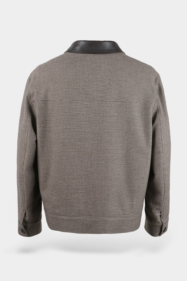 세련된 남성미를 더하는 레더 카라 블루종 재킷입니다. 그레이와 블랙 두 가지 색상으로 출시되어 어떤 스타일에도 쉽게 매치할 수 있습니다. 뻣뻣한 촉감의 가죽 소재와 두꺼운 두께감으로 제작되어, 봄, 가을 간절기에 따뜻하면서도 시크한 분위기를 연출합니다. 캐주얼, 클래식, 미니멀 스타일을 아우르며, 출근룩, 모임룩, 데이트룩 등 다양한 TPO에 활용 가능합니다. 버튼 여밈 방식, 레귤러핏 디자인, 카라 디테일이 돋보이는 긴소매 블루종으로, 당신의 옷장에 특별함을 더해줄 것입니다.
