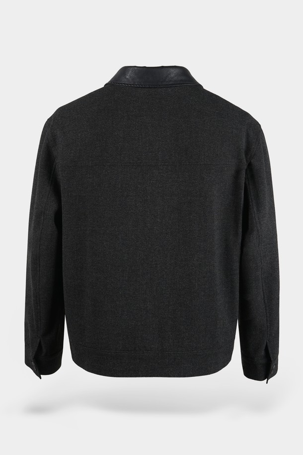 **레더 카라 블루종 재킷**은 남성용 아우터로, 가을과 겨울에 착용하기 좋은 두꺼운 두께감의 블랙 컬러 자켓입니다. 클래식하고 캐주얼한 스타일을 동시에 연출하며, 무지 패턴에 레귤러 핏으로 제작되었습니다. 가죽 또는 인조가죽 소재를 사용하여 뻣뻣한 촉감을 주며, 카라 디테일과 긴 소매 기장이 특징입니다. 버튼 여밈 방식을 갖춘 블루종 타입의 자켓으로, 출근룩, 모임룩, 데이트룩 등 다양한 TPO에 활용 가능합니다.
