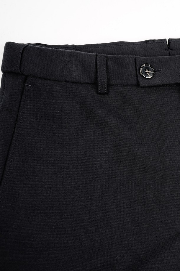 **컴포트 스트레치 S.R핏 셋업 슬랙스**는 남성용 슬랙스로, 베이직하고 클래식한 스타일을 추구합니다. 봄, 가을에 적합하며, 슬림핏으로 떨어지는 긴 기장의 바지입니다. 부드러운 촉감의 폴리에스테르 소재로 제작되어 편안한 착용감을 선사하며, 스트레치 기능으로 활동성을 높였습니다. 오피스룩, 비즈니스 캐주얼, 출근룩 등 다양한 TPO에 활용 가능하며, 미니멀한 스타일 연출에 용이합니다. 블랙 색상의 무지 디자인으로 어떤 상의에도 쉽게 매치할 수 있어 실용적입니다.
