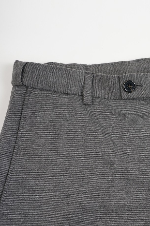 **컴포트 스트레치 S.R핏 셋업 슬랙스**는 남성용 슬랙스로, 미니멀하고 베이직한 스타일을 추구합니다. 봄, 가을에 착용하기 적합하며, 출근룩과 비즈니스 캐주얼에 잘 어울립니다. 부드러운 촉감의 폴리에스테르 소재로 제작되어 편안한 착용감을 제공하며, 레귤러핏으로 제작되었습니다. 얇은 두께에 스트레치 기능까지 더해져 활동성을 높였습니다. 무지 디자인으로 다양한 상의와 손쉽게 매치할 수 있는 실용적인 아이템입니다.
