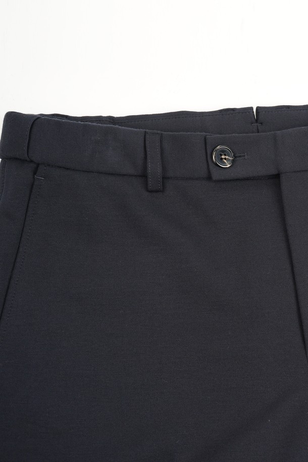 컴포트 스트레치 S.R핏 셋업 슬랙스는 남성용 슬랙스로, 베이직하고 클래식한 스타일을 추구합니다. 네이비 색상의 긴 기장 슬랙스로, 사계절 착용 가능하며 부드러운 촉감의 폴리에스테르 소재로 제작되었습니다. 슬림핏 디자인에 스트레치 기능이 더해져 편안한 착용감을 선사하며, 무지 패턴으로 미니멀하고 시크한 스타일을 연출합니다. 오피스룩, 비즈니스 캐주얼, 데이트룩 등 다양한 상황에 잘 어울립니다.
