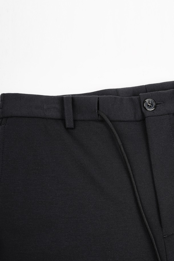 **컴포트 스트레치 R.C핏 셋업 슬랙스**는 남성용 바지로, 베이직하고 미니멀한 스타일을 추구합니다. 사계절 모두 착용 가능하며, 출근룩과 비즈니스 캐주얼에 적합하여 활용도가 높습니다. 부드러운 촉감의 폴리에스테르 소재로 제작되었으며, 레귤러핏에 긴 기장으로 편안함을 선사합니다. 밴딩 처리와 스트레치 기능으로 활동성을 높였으며, 무지 디자인의 블랙 컬러로 어떤 상의에도 쉽게 매치할 수 있습니다.
