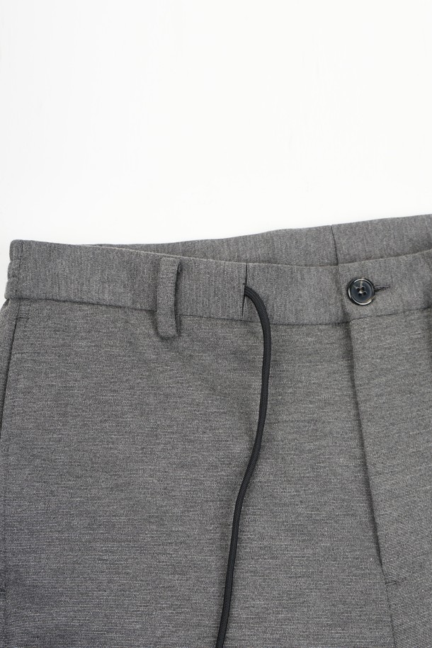 **컴포트 스트레치 R.C핏 셋업 슬랙스**는 남성용 슬랙스로, 부드러운 촉감과 얇은 두께로 편안한 착용감을 제공합니다. 봄, 가을에 적합하며, 베이직하고 캐주얼한 스타일을 연출하기 좋습니다. 레귤러핏으로 제작되었으며, 스트레치 기능과 밴딩 처리로 활동성을 높였습니다. 출근룩이나 비즈니스 캐주얼에 활용하기 좋으며, 캐주얼, 미니멀, 클래식 스타일을 선호하는 분들께 추천합니다. 무지 디자인의 그레이 컬러로 다양한 상의와 손쉽게 매치할 수 있습니다.
