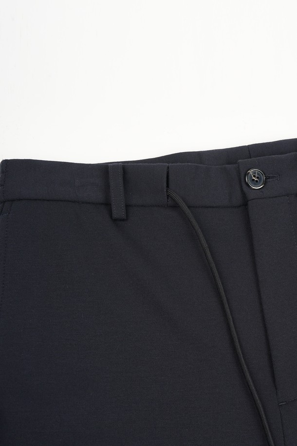 **컴포트 스트레치 R.C핏 셋업 슬랙스**는 남성용 바지로, 미니멀하고 베이직한 스타일을 추구하는 분들께 적합합니다. 네이비 색상의 긴 바지이며, 봄, 여름, 가을 계절에 착용하기 좋습니다. 폴리에스터 소재로 제작되어 부드러운 촉감을 제공하며, 레귤러 핏으로 편안하게 착용할 수 있습니다. 얇은 두께감과 스트레치 기능으로 활동성을 높였으며, 밴딩 처리로 허리 부분의 편안함까지 더했습니다. 출근룩과 비즈니스 캐주얼은 물론, 미니멀, 클래식, 캐주얼 스타일을 즐겨 입는 분들께 추천합니다.
