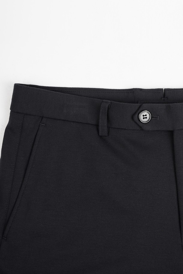 미니멀하고 시크한 스타일을 연출하는 남성용 컴포트 스트레치 S.L핏 셋업 슬랙스입니다. 부드러운 촉감의 폴리에스테르 소재로 제작되어 편안한 착용감을 선사하며, 봄, 가을 시즌에 적합합니다. 슬림핏 디자인과 무지 패턴, 블랙 컬러로 어떤 상의와도 매치하기 용이하며, 오피스룩, 비즈니스 캐주얼, 출근룩 등 TPO에 맞춰 활용할 수 있습니다. 얇은 두께감과 스트레치 기능으로 활동성을 높여줍니다. 밴딩이 없어 깔끔한 핏을 유지합니다.
