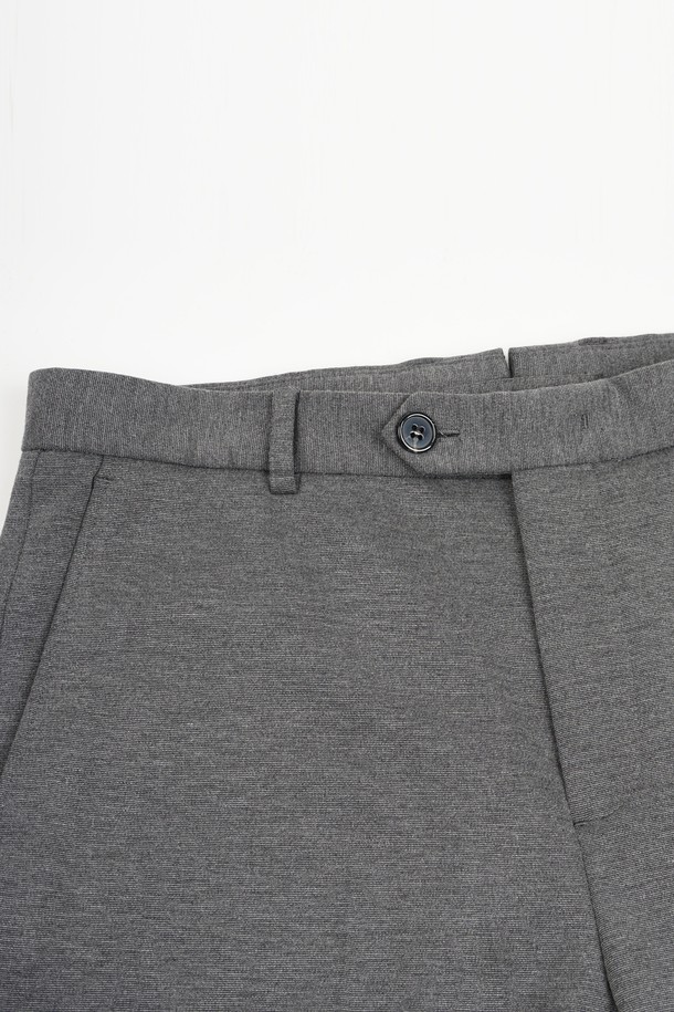 미니멀하고 세련된 스타일의 남성용 컴포트 스트레치 S.L핏 셋업 슬랙스입니다. 부드러운 촉감의 폴리에스테르 소재로 제작되어 편안한 착용감을 선사하며, 봄, 가을 시즌에 적합합니다. 슬림핏 디자인과 무지 패턴, 그레이 컬러로 어떤 상의와도 잘 어울려 출근룩 또는 비즈니스 캐주얼 스타일을 연출하기 좋습니다. 스트레치 기능이 있어 활동성을 높였으며 밴딩 없이 깔끔한 핏을 유지합니다. 클래식한 무드를 살려 데일리룩으로 활용해보세요.
