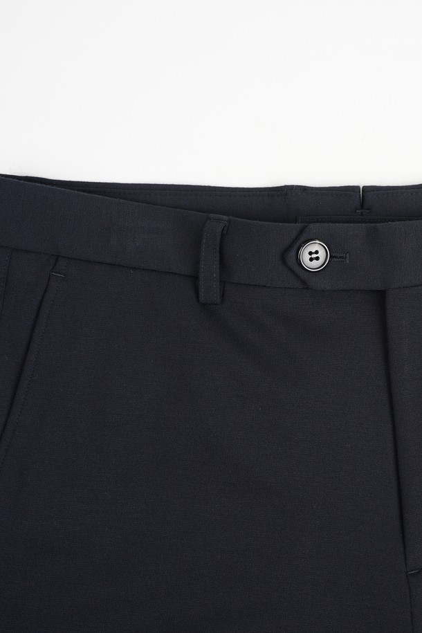 컴포트 스트레치 S.L핏 셋업 슬랙스는 남성용 슬랙스로, 미니멀하고 클래식한 스타일을 추구하는 분들께 적합합니다. 네이비 컬러의 무지 디자인으로, 오피스룩, 비즈니스 캐주얼, 출근룩 등 다양한 TPO에 활용 가능합니다. 폴리에스테르 소재로 제작되어 부드러운 촉감을 제공하며, 봄, 여름, 가을 세 계절에 걸쳐 착용하기 좋습니다. 슬림핏과 얇은 두께, 스트레치 기능으로 편안한 착용감을 선사합니다. 밴딩 처리가 없는 디자인으로 깔끔한 실루엣을 연출합니다.
