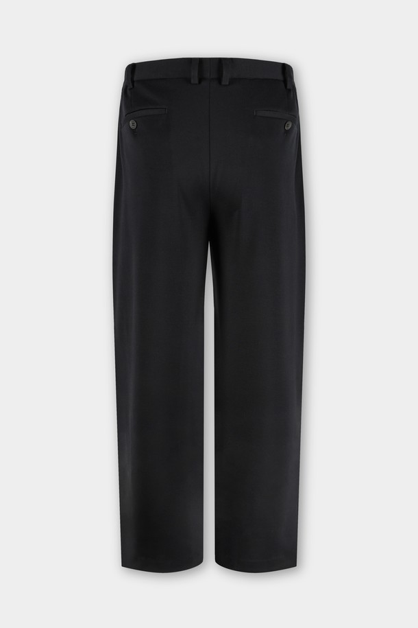 컴포트 스트레치 C.L핏 셋업 슬랙스는 베이직하고 클래식한 스타일을 추구하는 남성 고객을 위한 슬랙스입니다. 사계절 모두 착용 가능하며, 일상복, 오피스룩, 비즈니스 캐주얼, 출근룩 등 다양한 TPO에 활용할 수 있습니다. 부드러운 촉감의 폴리에스테르 소재로 제작되었으며, 레귤러핏 디자인으로 편안한 착용감을 제공합니다. 스트레치 기능이 더해져 활동성을 높였으며, 블랙 컬러의 무지 디자인으로 미니멀하고 시크한 스타일을 연출할 수 있습니다. 
