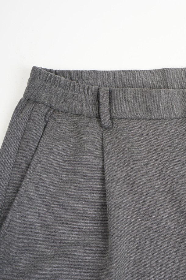 **컴포트 스트레치 C.L핏 셋업 슬랙스**는 남성용 슬랙스로, 일상, 오피스룩, 비즈니스 캐주얼, 출근룩에 적합합니다. 봄, 가을에 착용하기 좋으며, 클래식, 미니멀, 시크한 스타일을 연출할 수 있습니다. 레귤러핏으로 편안하게 착용 가능하며, 부드러운 촉감의 폴리에스테르 소재로 제작되었습니다. 무지(無地) 디자인에 밴딩이 없어 깔끔한 핏을 선사하며, 스트레치 기능으로 활동성을 높였습니다. 긴 기장의 슬랙스로 다양한 상의와 매치하여 스타일리시한 룩을 완성해보세요.