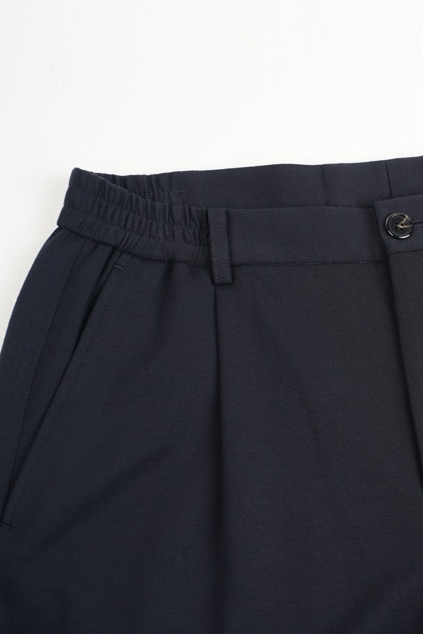 컴포트 스트레치 C.L핏 셋업 슬랙스는 남성용 슬랙스로, 네이비 컬러의 베이직하고 클래식한 스타일을 연출합니다. 사계절 착용 가능하며, 레귤러핏 디자인과 부드러운 촉감의 폴리에스테르 소재로 편안함을 선사합니다. 스트레치 기능으로 활동성을 높였으며, 오피스룩, 비즈니스 캐주얼, 출근룩 등 다양한 TPO에 활용 가능합니다. 미니멀한 디자인으로 깔끔한 스타일을 완성할 수 있습니다.
