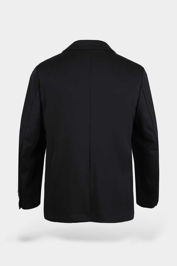 컴포트 스트레치 셋업 블레이저 재킷은 남녀 모두 착용 가능한 블랙 컬러의 블레이저입니다. 봄, 가을에 적합하며, 일상과 오피스룩 모두 소화 가능한 활용도가 높은 아이템입니다. 클래식하고 미니멀한 스타일을 추구하는 분들께 추천하며, 부드러운 촉감의 폴리에스테르와 스판덱스 혼방 소재로 제작되어 편안한 착용감을 선사합니다. 셋업으로 구성되어 있어 간편하게 스타일링할 수 있으며, 싱글 버튼, 레귤러 기장, 컴포트 핏으로 디자인되었습니다.
