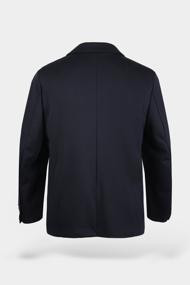 **컴포트 스트레치 셋업 블레이저 재킷**은 남성용 아우터로, 일상과 비즈니스룩에 모두 어울리는 활용도 높은 아이템입니다. 블랙, 네이비 두 가지 색상으로 제공되며, 봄, 가을 시즌에 착용하기 좋습니다. 미니멀하고 클래식한 스타일을 추구하며, 싱글 버튼 여밈과 컴포트핏으로 편안한 착용감을 선사합니다. 폴리에스테르와 스판덱스 혼방 소재로 제작되어 부드러운 촉감과 스트레치 기능을 제공합니다. 오피스룩, 비즈니스 캐주얼, 출근룩 등 다양한 TPO에 시크하게 매치할 수 있는 블레이저 재킷입니다.
