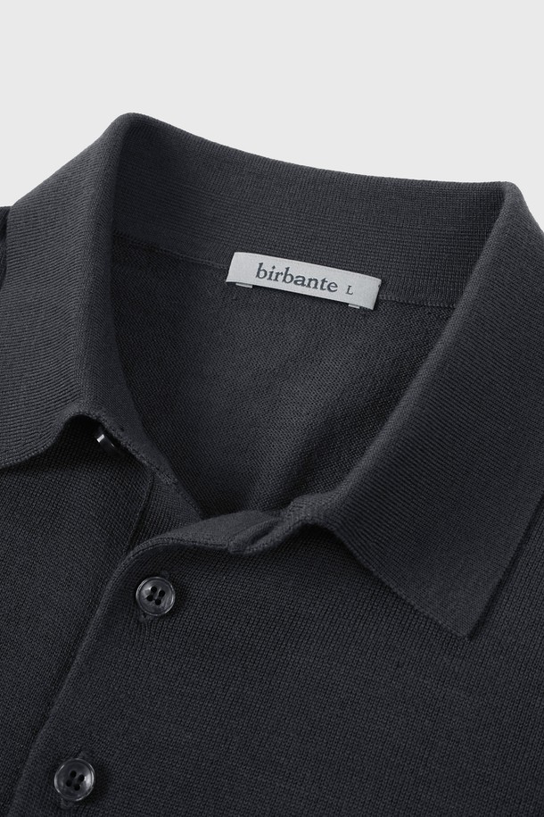 베이직하고 캐주얼한 스타일의 워셔블 코튼 포켓 카라 니트입니다. 봄, 가을에 적합하며, 부드러운 촉감의 면 소재로 제작되어 편안한 착용감을 선사합니다. 레귤러핏과 긴소매 디자인으로, 일상복뿐만 아니라 출근룩이나 비즈니스 캐주얼에도 활용하기 좋습니다. 깔끔한 무지 디자인에 포켓 디테일이 더해져 실용성을 높였으며, 워셔블 기능으로 관리가 용이합니다. 블랙 컬러로 어떤 스타일에도 쉽게 매치할 수 있는 미니멀하고 클래식한 아이템입니다.
