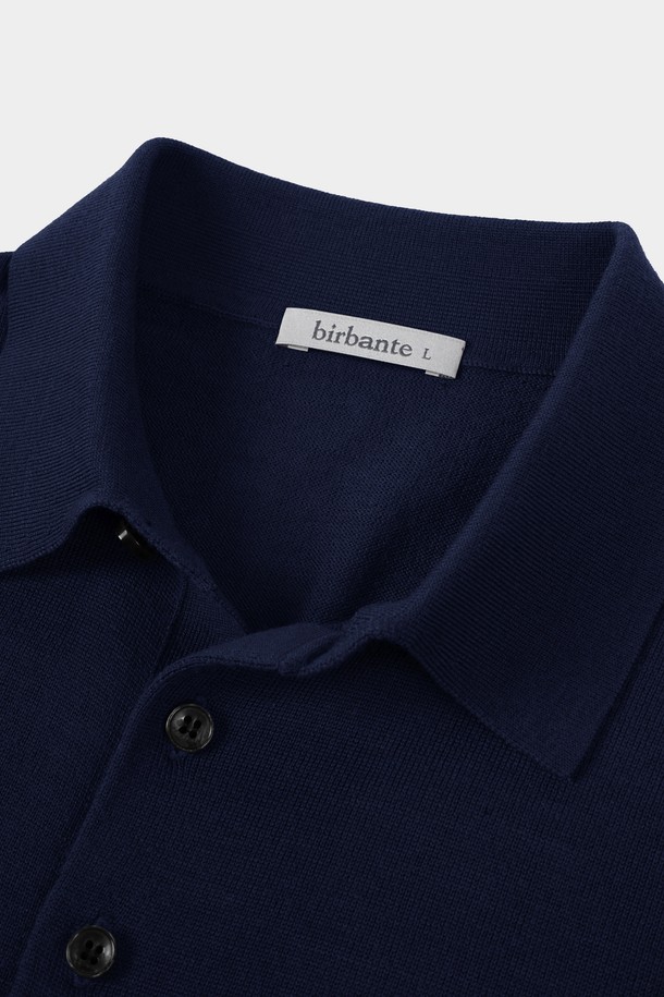 **워셔블 코튼 포켓 카라 니트**는 부드러운 촉감의 면 소재로 제작되어 봄, 가을에 착용하기 좋은 긴소매 니트입니다. 네이비 컬러의 무지 디자인에 레귤러핏으로 제작되어 베이직하면서도 캐주얼한 스타일을 연출합니다. 카라넥 디자인과 포켓 디테일이 포인트로, 출근룩이나 비즈니스 캐주얼에도 활용 가능합니다. 워셔블 기능으로 편안하게 관리할 수 있으며, 캐주얼, 미니멀, 클래식 스타일을 즐겨 입는 분들께 추천합니다.
