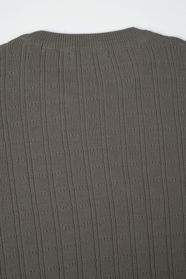 부드러운 촉감의 워셔블 코튼 소재로 제작된 여성용 스퀘어 라운드 니트입니다. 베이직하고 미니멀한 디자인으로, 봄, 가을 시즌에 활용하기 좋습니다. 얇은 두께감과 레귤러핏으로 편안하게 착용 가능하며, 카키 및 올리브 컬러로 출시되었습니다. 긴소매와 골지 패턴이 특징이며, 라운드넥 디자인으로 어떤 스타일에도 잘 어울립니다. 손쉽게 물세탁이 가능하여 실용적입니다.
