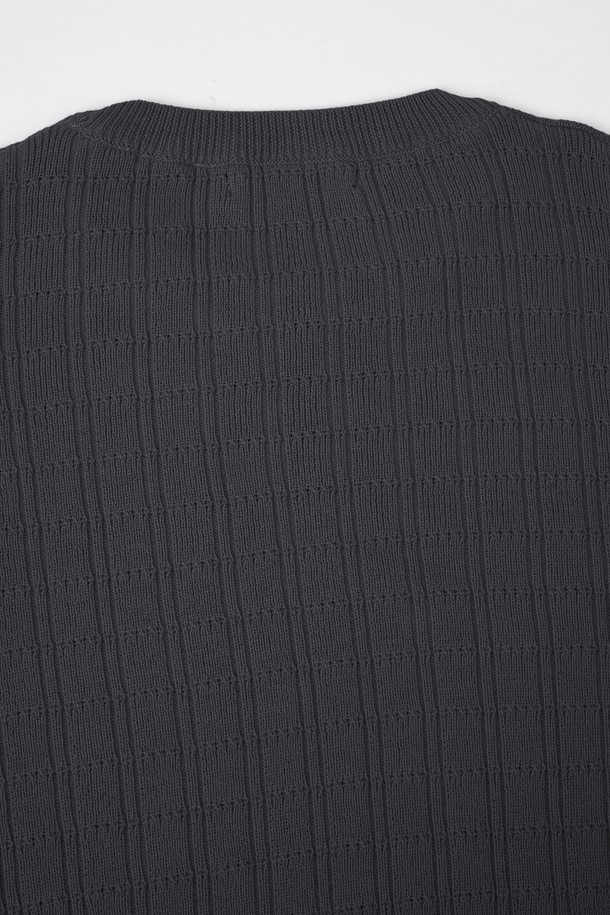워셔블 코튼 스퀘어 라운드 니트는 부드러운 촉감의 면 소재로 제작되어 편안한 착용감을 선사합니다. 차콜 그레이 컬러의 베이직하고 미니멀한 디자인은 다양한 스타일과 쉽게 매치할 수 있으며, 크롭 기장과 레귤러 핏으로 세련된 실루엣을 연출합니다. 긴 소매와 라운드넥 디자인은 간절기부터 초봄까지 활용하기 좋으며, 골지 패턴이 은은한 포인트를 더합니다. 워셔블 기능으로 관리가 용이하여, 출근룩은 물론 일상에서도 부담 없이 즐겨 입을 수 있습니다.
